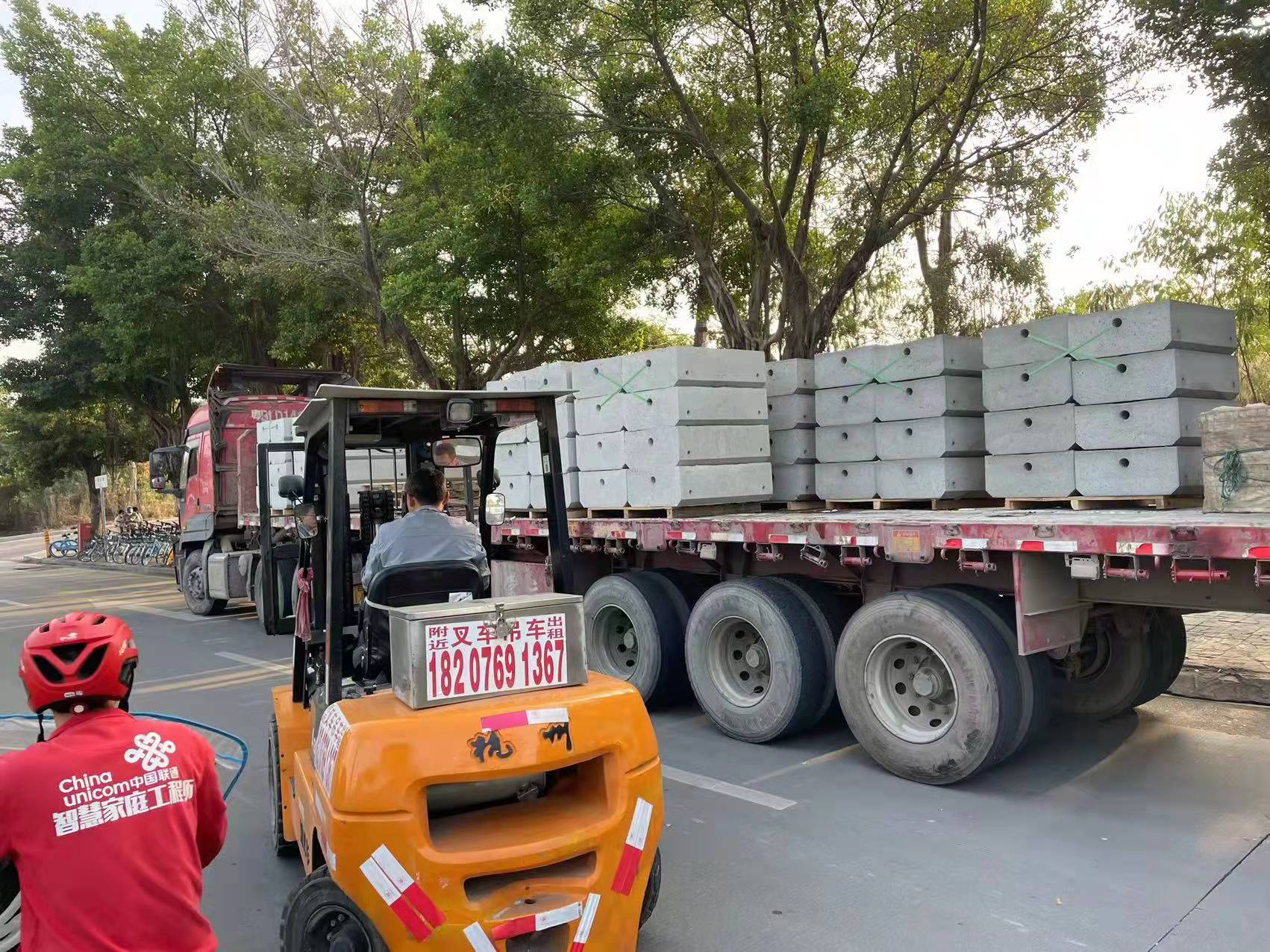 建筑工地的圍擋用的是什么材質(zhì)的材料??？